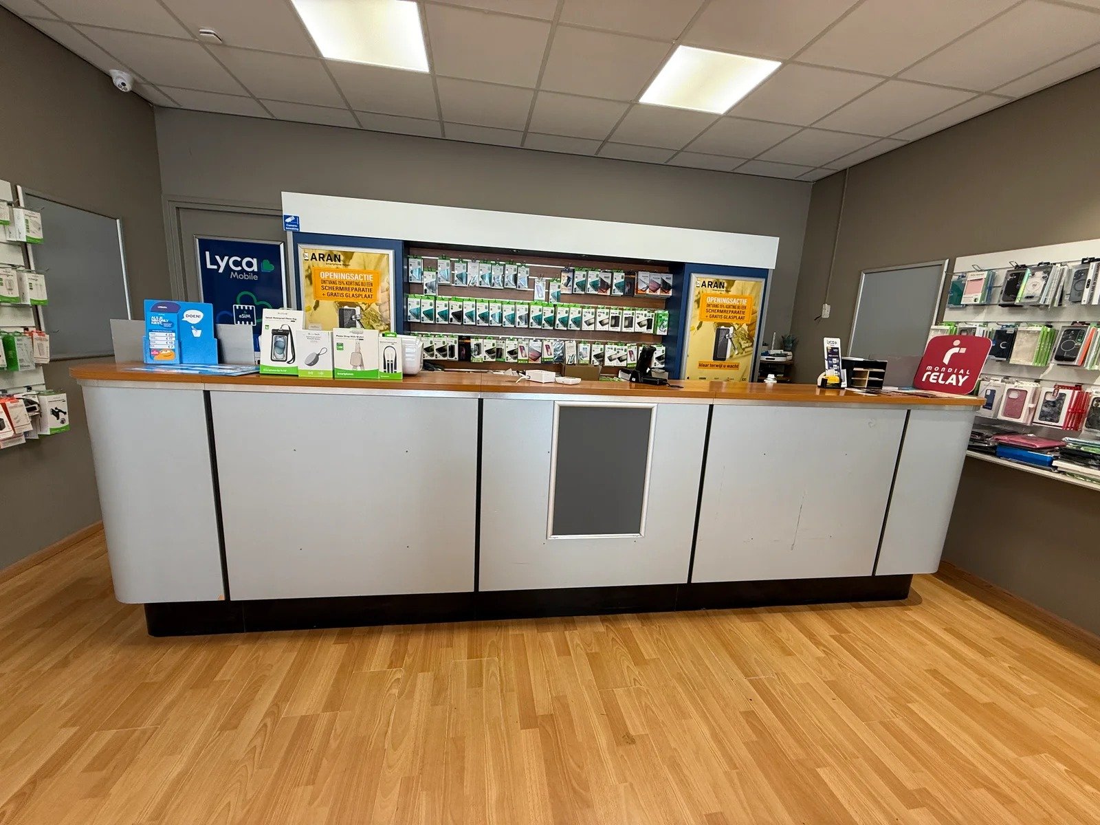 The service counter inside the Aran Smartphone Repair shop